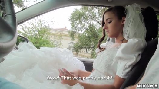 Невеста в свадебном платье Amirah Adara трахается в машине