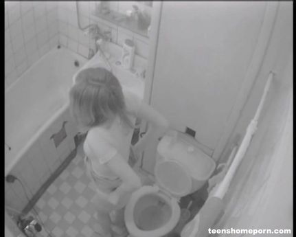 Подглядывание за девушкой в туалете