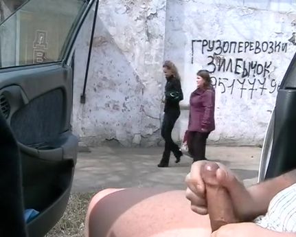 Русский мужик дрочит в машине в общественном месте