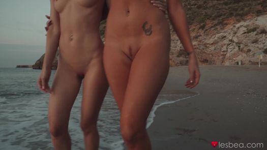 Лесбиянки делают кунилингус на пляже