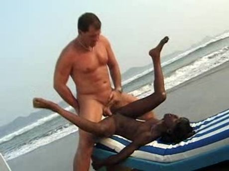 Порно Секс на пляже с мулаткой