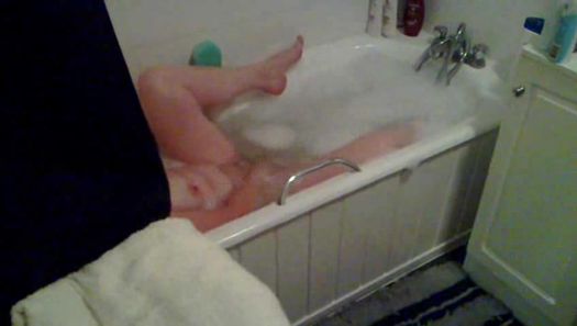 Муж подглядывает и снимает как жена мастурбирует в ванной